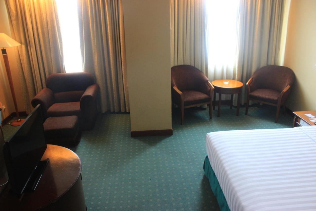 Hotel Grand Arkenso Park View Semarang Esterno foto