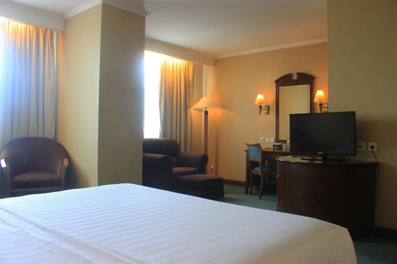 Hotel Grand Arkenso Park View Semarang Esterno foto