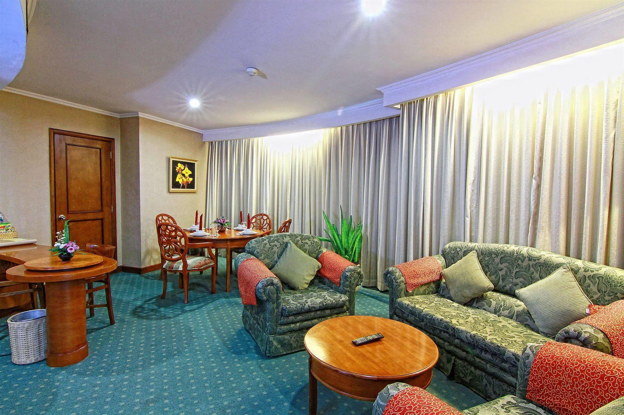 Hotel Grand Arkenso Park View Semarang Esterno foto