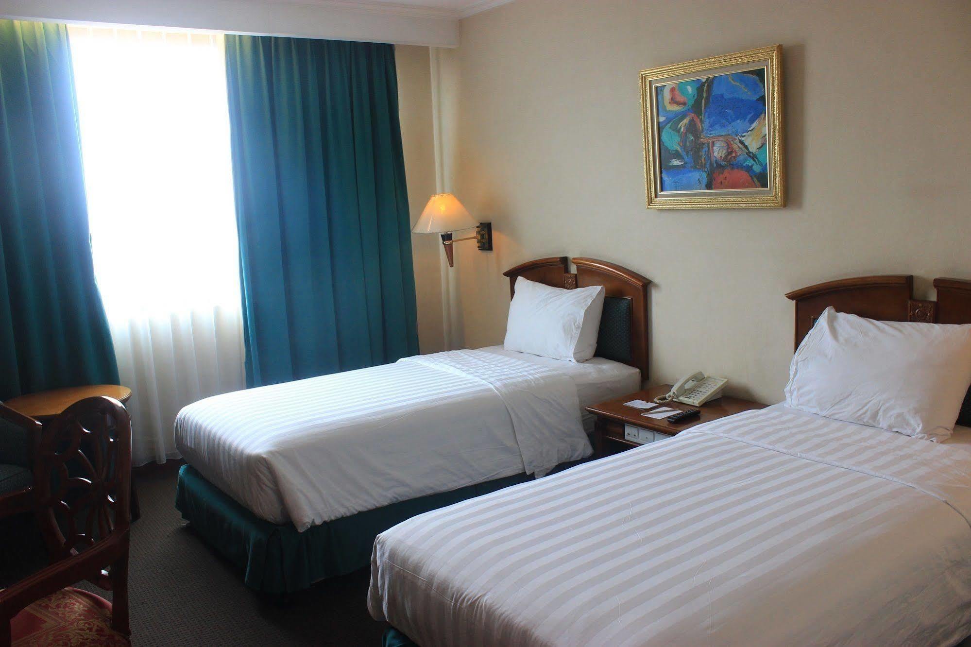 Hotel Grand Arkenso Park View Semarang Esterno foto