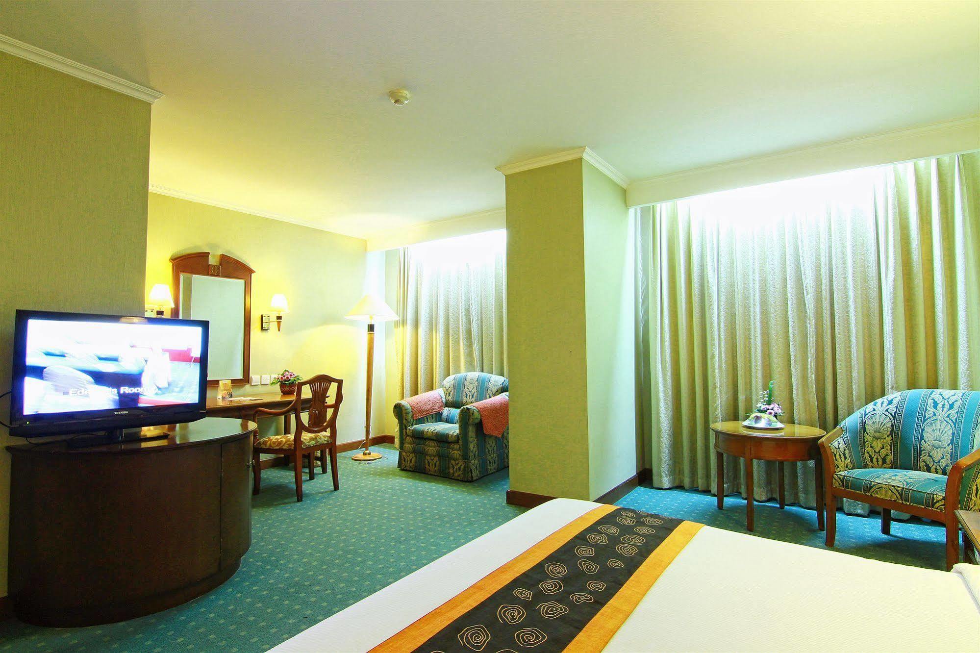 Hotel Grand Arkenso Park View Semarang Esterno foto